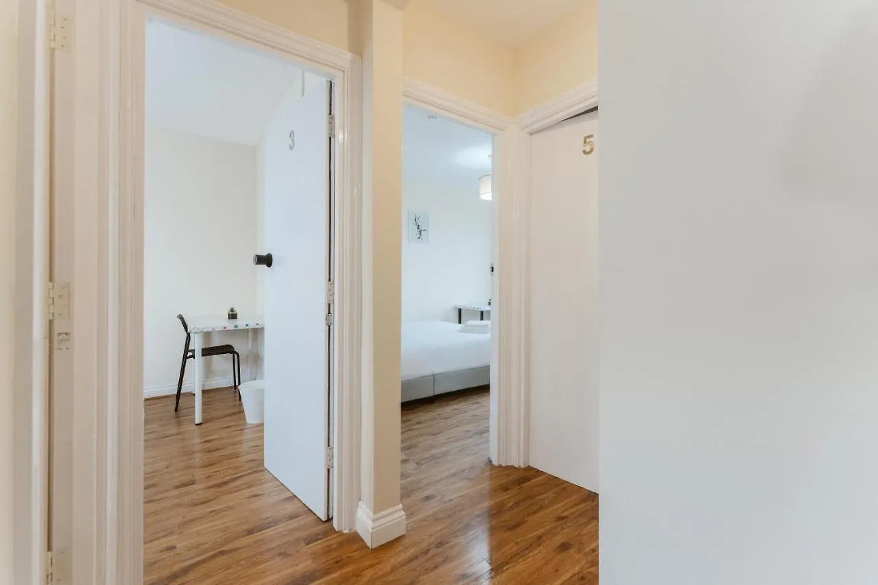 Mile End Rooms 57A London Hostel
