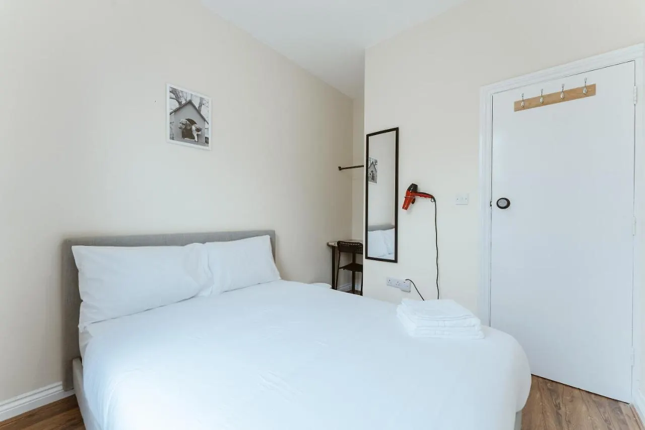 Mile End Rooms 57A London 0*,