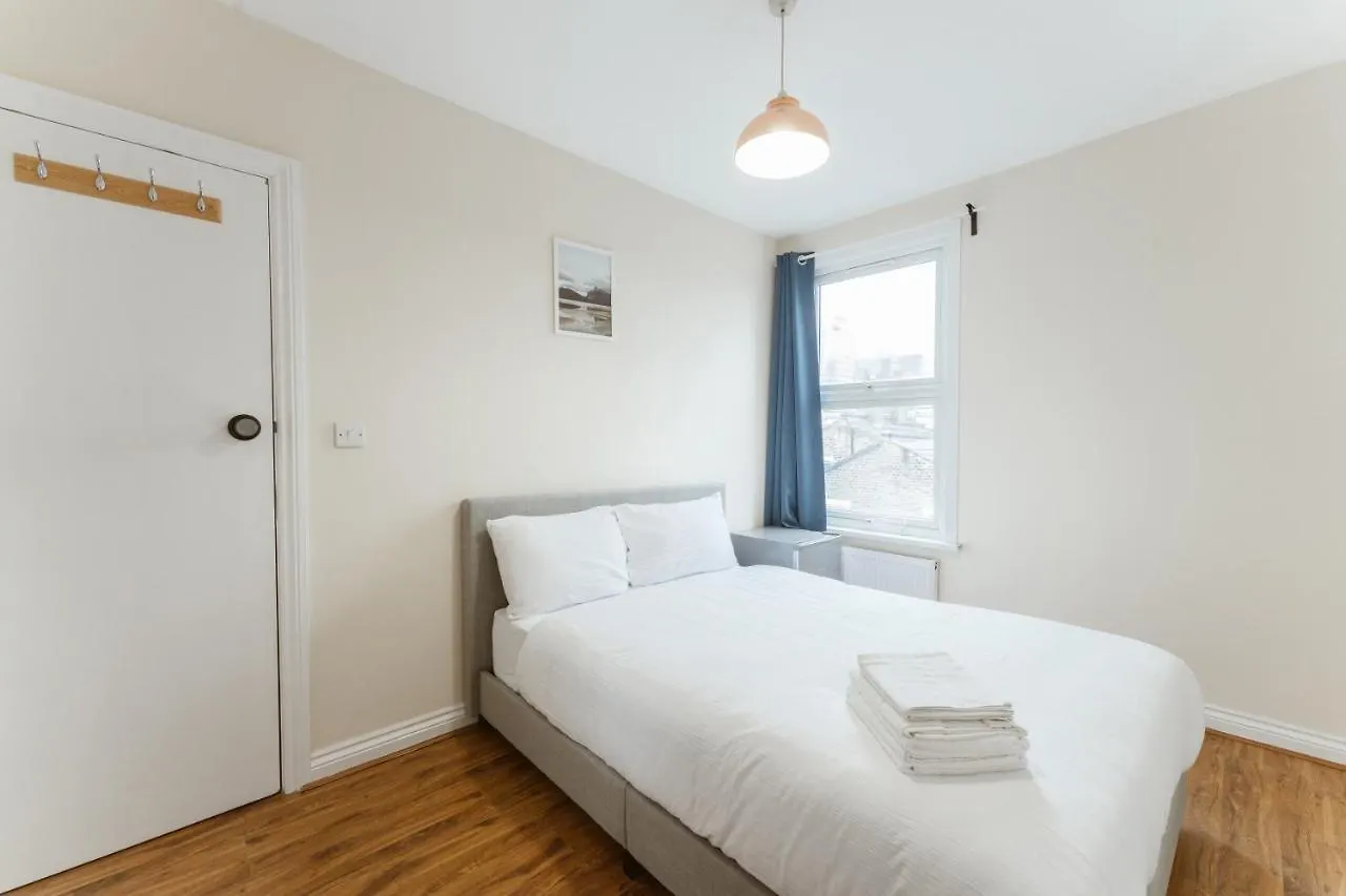 Mile End Rooms 57A London Hostel