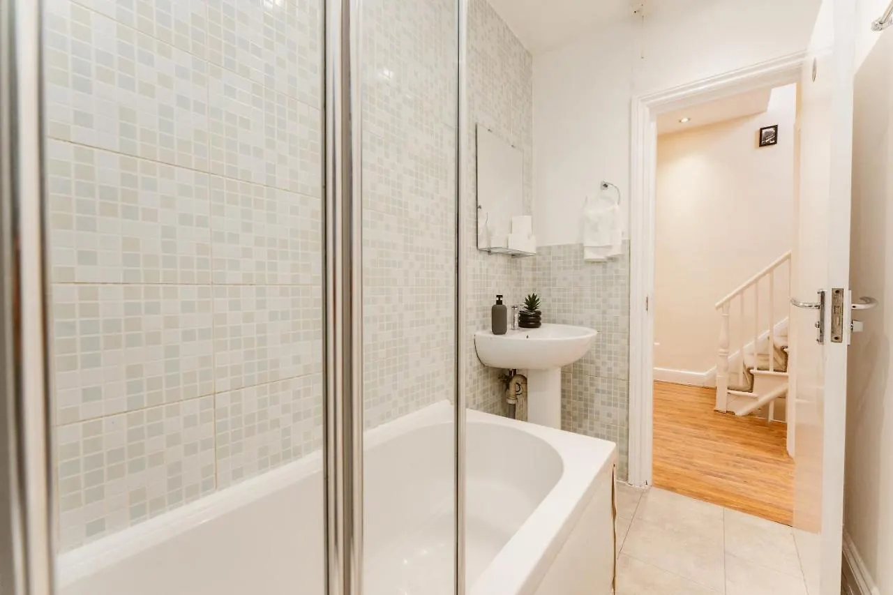 Mile End Rooms 57A London United Kingdom