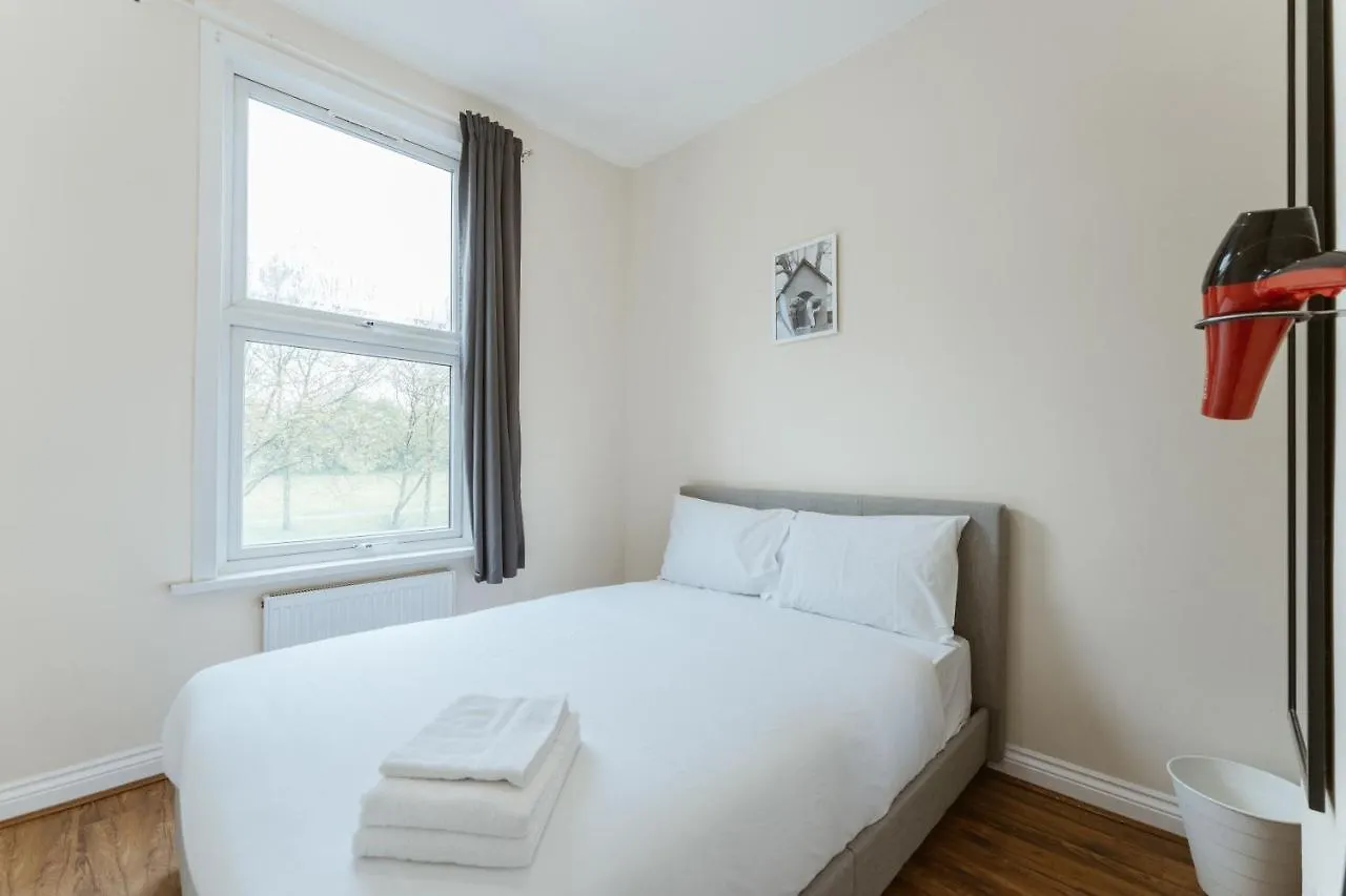 Mile End Rooms 57A London Hostel
